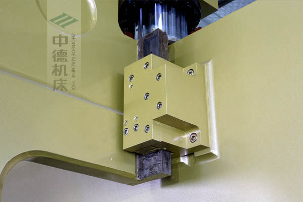 ZDP-16060加厚型滑塊導(dǎo)軌，強(qiáng)有力的保持滑塊間隙，有效減少工作時(shí)的抖動(dòng).jpg